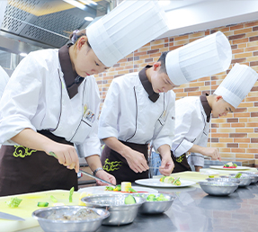 中国厨师培训学校排名_成都新东方烹饪学校