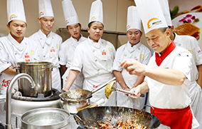 �¶������ڳ�ʦ��ѵ