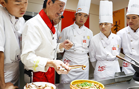 �¶������ڳ�ʦ��ѵ