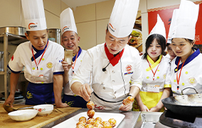 �¶������ڳ�ʦ��ѵ