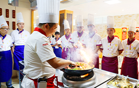 �¶������ڳ�ʦ��ѵ