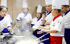 �¶������ڳ�ʦ��ѵ